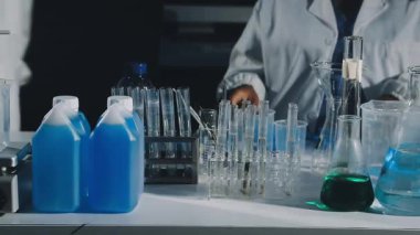 Laboratuvarda kimyasal deney yapan bilim adamı.