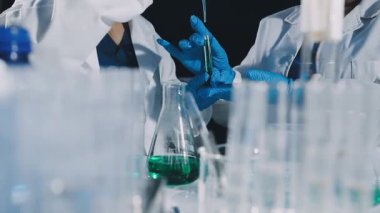 Laboratuvar bilim adamı elinde cam tüplerle...