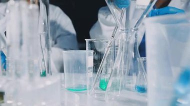 Bulanık arkaplanda sıvı ile laboratuvar camını kapat