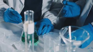 laboratuarda çalışan bilim adamı