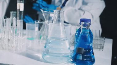 Laboratuvarda çalışan bilim adamı.