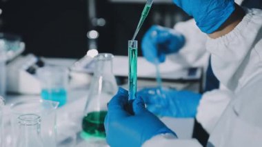 Laboratuvarda çalışan genç bilim adamı.