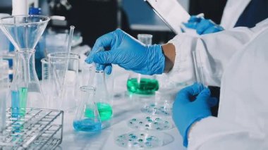 Laboratuarda çalışan kadın bilim adamı