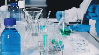 Laboratuvarda çalışan bilim adamının yakın görüntüsü