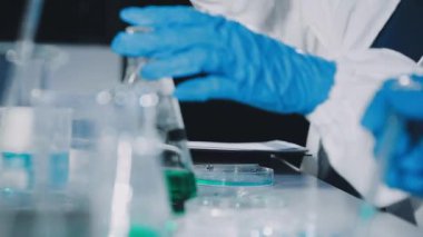 Laboratuvarda çalışan bilim adamı.