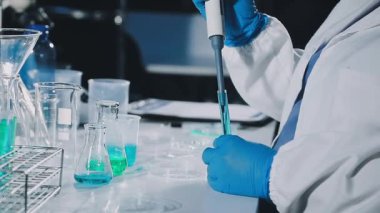 Laboratuvarda deney tüpüyle çalışan bilim adamı.