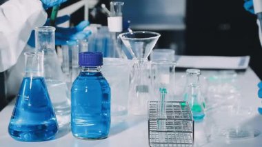 Laboratuvarda çalışan bilim adamı.