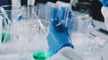 Bir kimya laboratuvarında laboratuvar camları..