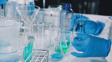 Laboratuvar araştırması. Laboratuvarda laboratuvar asistanı..