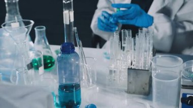 Laboratuvarda çalışan bilim adamı.