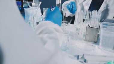 Test tüpleri tutan laboratuvar asistanı