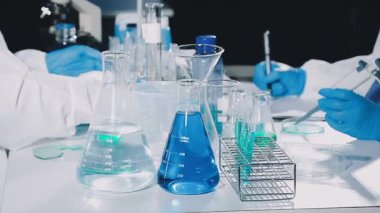 Laboratuvarda sıvı bulunan laboratuvar bardakları.