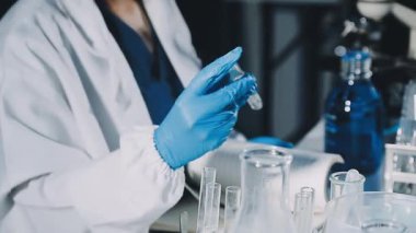 Laboratuvarda test tüpleri olan bir bilim adamı, kapatın.