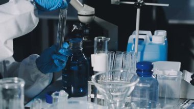 Mikroskopla laboratuvarda çalışan bir bilim adamı.