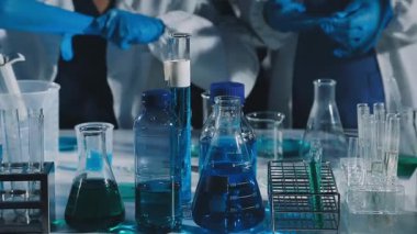 Laboratuvarda bir grup bilim adamı