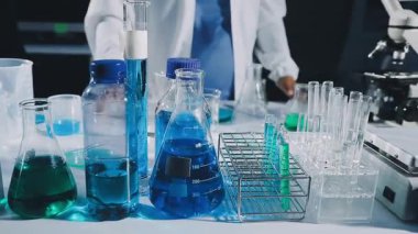 Kimyasal şişeleri ve kimyasal tüpleri olan laboratuvar ekipmanları.