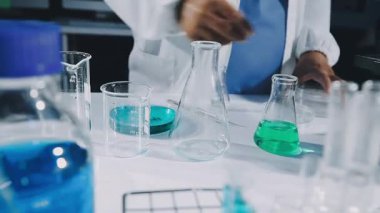 Kimyasal tüplerle, bilimle ve teknolojiyle laboratuvarda çalışan bilim adamı.