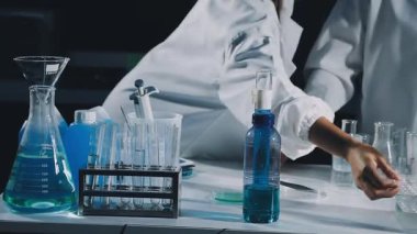 Laboratuvarda mikroskopla çalışan bilim adamı