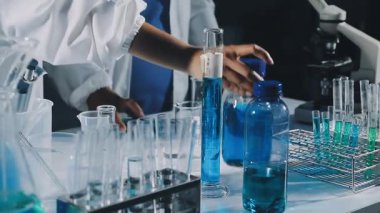 Laboratuvarda çalışan bilim adamı..