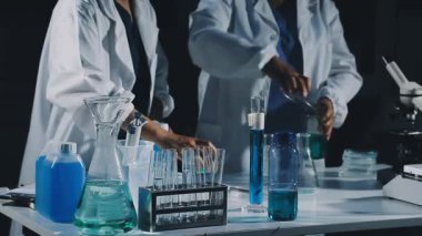 Laboratuvarda çalışan bilim adamlarının kapatılması