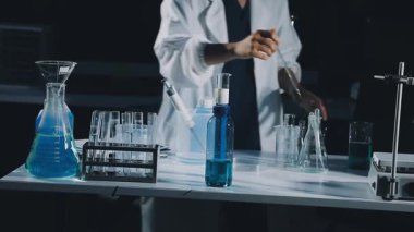 Kimya laboratuarında çalışan laboratuvar asistanı.