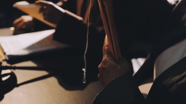 Bir adamın eline kalem tutarken yakınlaş..