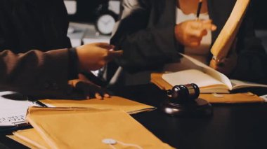 işadamı kalemle belge imzalıyor