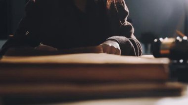 Kütüphanede kitabı olan genç bir kadın.