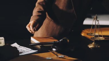 Belge ve belgelerle birlikte işadamı