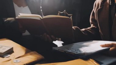 Ofiste belge imzalayan adam