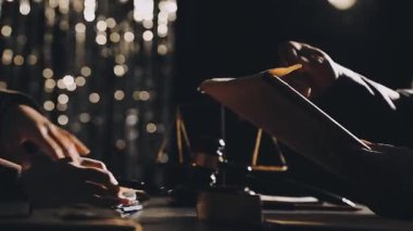 Ofisteki deftere yazan adamı kapat.