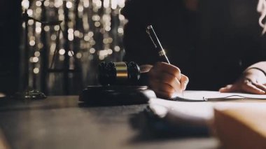 İş adamı el yazısı defterde. Eski tarz