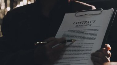 İş kadını kontrat imzalıyor