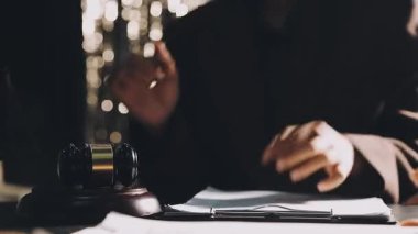 masada dizüstü bilgisayar üzerinde çalışan iş adamı