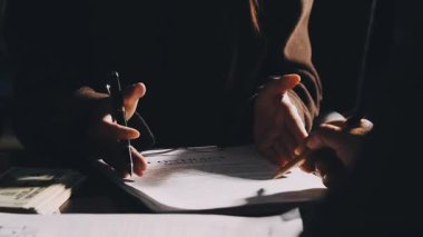 Laptoplu siyah gömlekli bir adam.