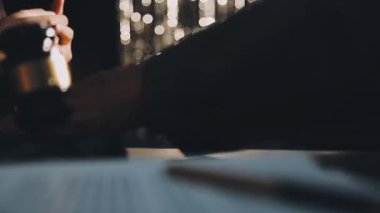 adam elini tutarak tuşları