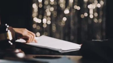 Kafede elinde kalem tutan bir adam.