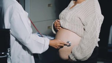 Doktor hamile kadın