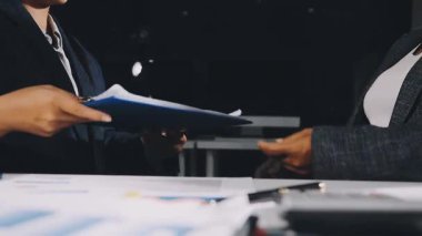 İş Adamları Tokalaşıyor