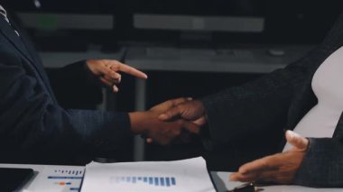 İş Adamları Tokalaşıyor