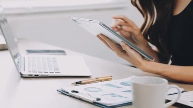 Elinde tabletle genç bir kadın.