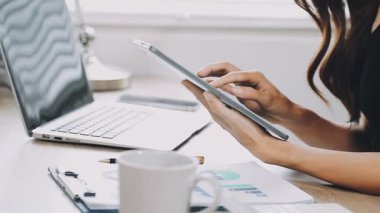 Dizüstü bilgisayarda çalışan kadın