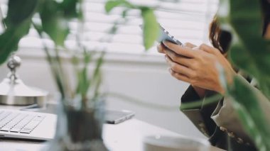 Kullanma Smartphone modern office iş kadını