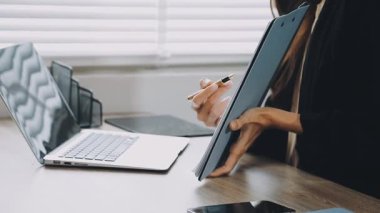 Evde dizüstü bilgisayar kullanan genç bir kadın, online eğitim, e - öğrenme konsepti, dizüstü bilgisayarla çalışan genç bir kadının ellerini kapatma