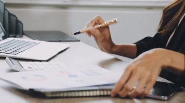 Ofiste çalışan iş kadını.