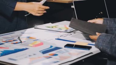 - İş adamları veri ve rapor grafiğiyle beyin fırtınası yapıyor. Takım çalışması çalışma konsepti.