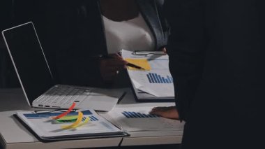 Ofiste çalışan genç bir iş kadını.