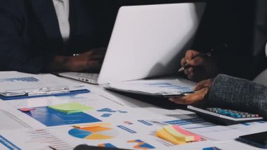 yakın plan - iş ekibinin masaüstünde birlikte çalışması