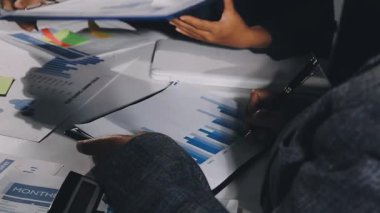 İş yerindeki mali raporlar üzerinde çalışan iş adamları.