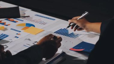 Kapat. İş adamı iş toplantısı sırasında tablet kullanıyor..